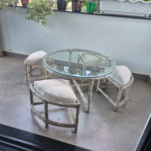 Mesa baixa em ratam com 04 bancos para varanda