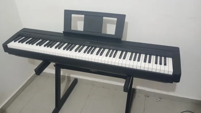 Piano digital Yamaha P45 + Suporte Z. (Piano em excelente condição, pouco usado)
