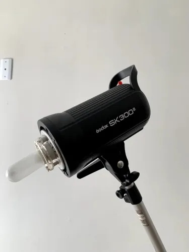Flash de estúdio Godox SK300 II