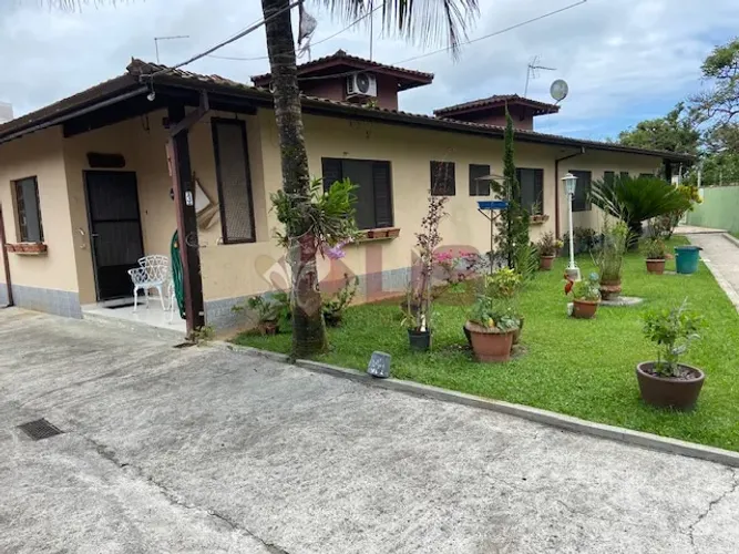 Casa reformada e mobiliada em condomínio fechado Martim de Sá