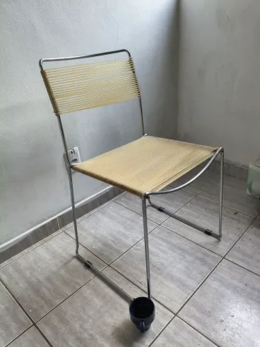 Cadeiras inox e espaguete modernas
