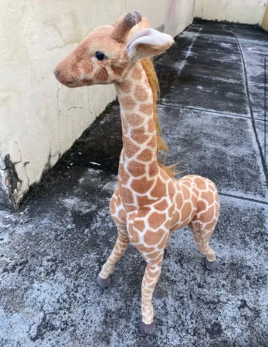 Girafa grande de pelúcia para decoração de festas