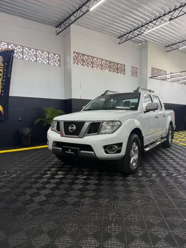 Nissan Frontier SV AT. CD 4X4 2.5 TB Dies. Aut. 2015