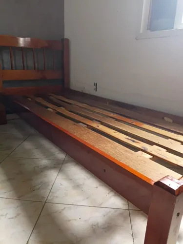 Cama de solteiro de madeira, em bom estado