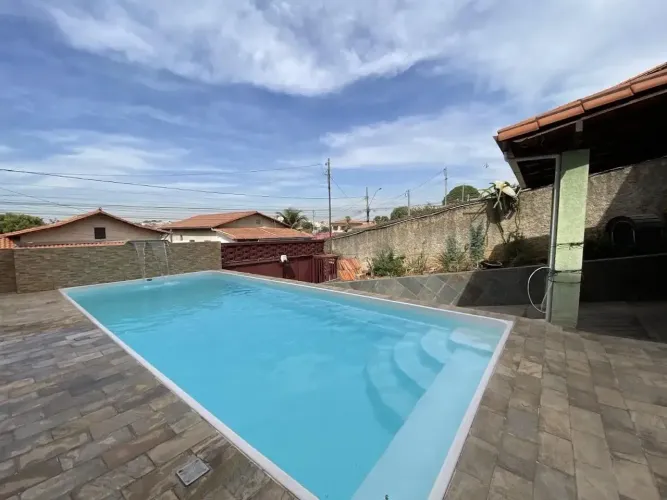 Casa à venda com Área Gourmet Piscina 03 Quartos 04 Banheiros e 01 Sala no Bairro Nacional