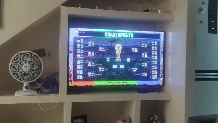 Vendo smartv 55 polegadas semi nova comando de voz HDMI bluetooth slim valor 1500 reais