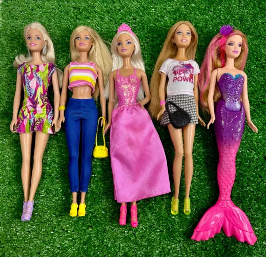 Lote de Barbies (2 possuem detalhes)