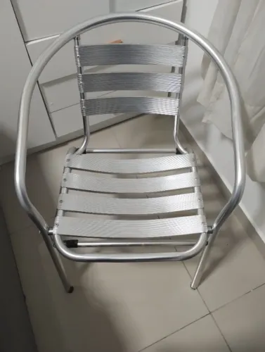 Vendo Cadeira alumínio/inox semi nova, não tem avarias e amassados. 