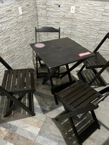 Mesa dobrável de madeira com 4 cadeiras