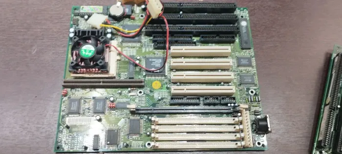 Placa Mae Soquete 7 com CPU / SEM RAM / FUNCIONANDO