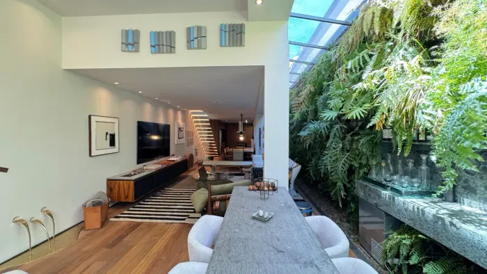 UMA CASA DE VILA NO ITAIM É UM ACHADO ! AINDA MAIS MAIS SE FOR UMA CASA ESPETACULAR ! VEJA
