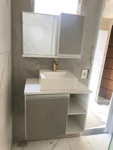Armário de banheiro com espelho