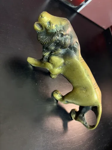 Leão de bronze para decoração