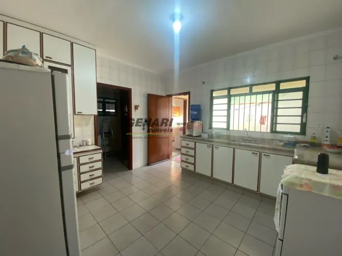 Casa à venda com 3 quartos sendo 1 suíte com hidromassagem na Vila Vitória II.