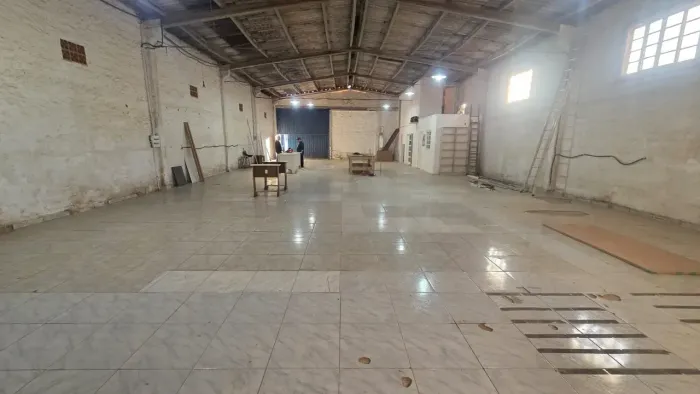 GALPÃO AMPLO COM ÓTIMA LOCALIZAÇÃO PARA A SUA EMPRESA!!!