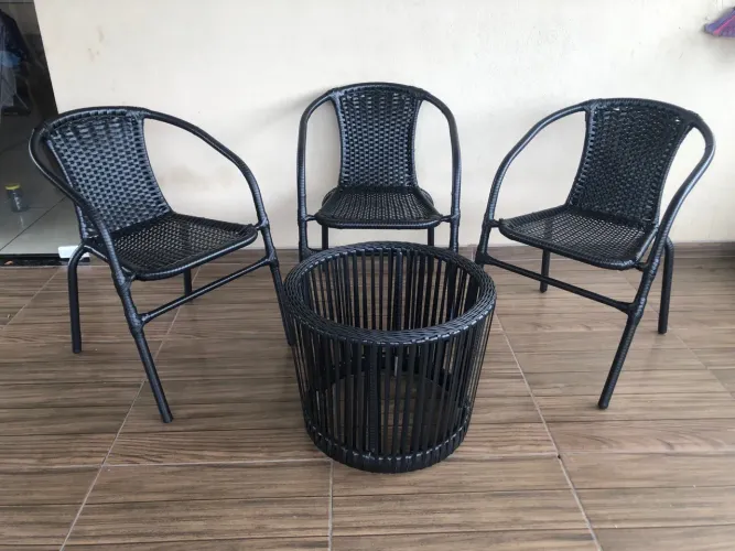 Cadeiras fibra sintética e mesa