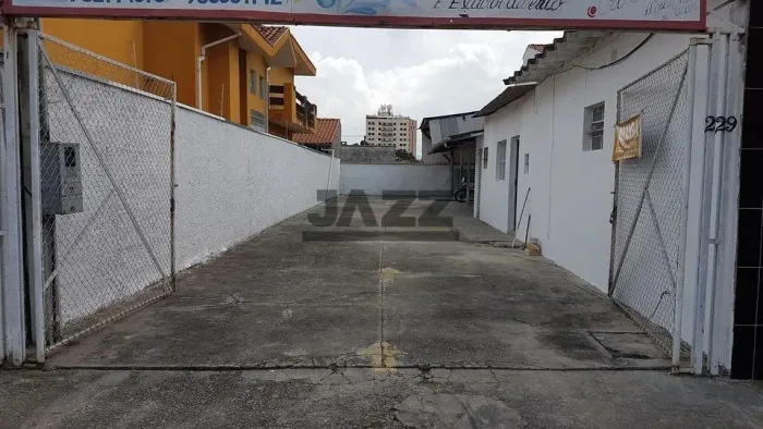 Terreno comercial de 254m² com estrutura pronta no Centro de Caçapava