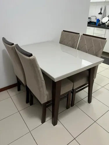 Mesa com tampo de vidro e quatro cadeiras estofadas