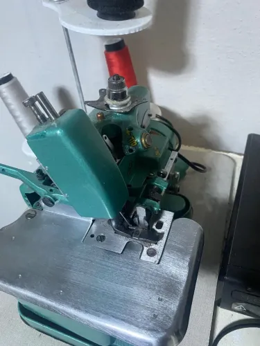 Máquina industrial overlock 