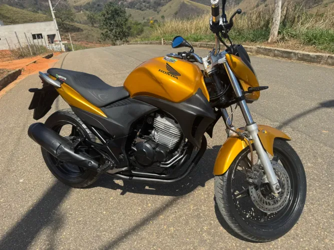 Vende- se CB 300 2011 , Top de linha?