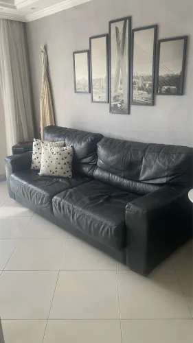 Sofá de couro preto retrátil, Medidas 2,00Mts