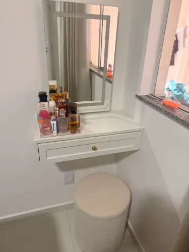 Vendo Espelho, mesa e puff
