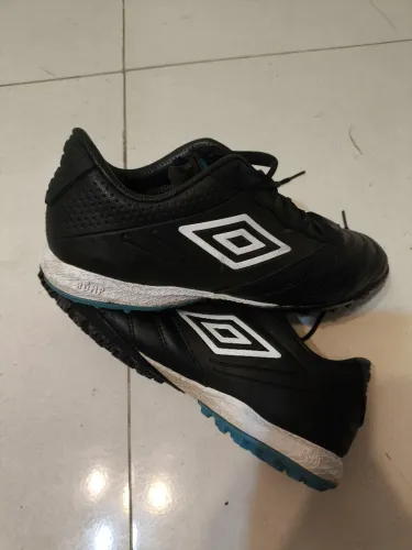 Chuteira umbro tocco couro 43 society