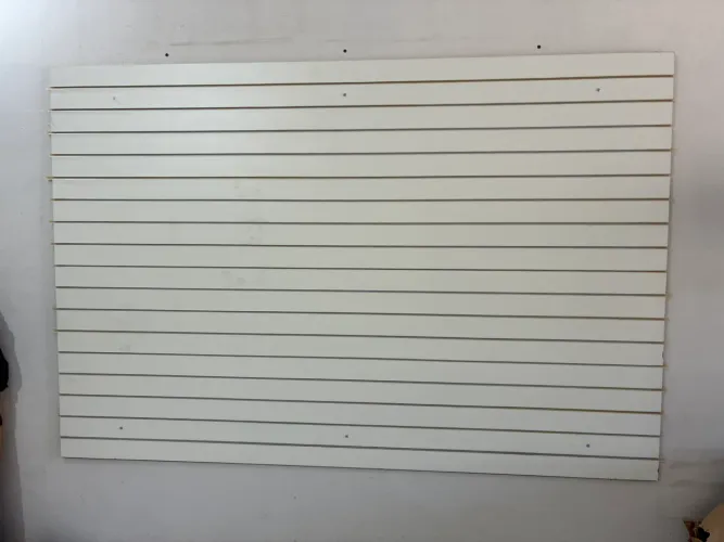 Painel caneletado para loja 