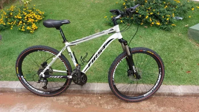 Bicicleta branca FIRST FX aro 26" ( 27 marchas, freio Shimano hidráulico, cubos
