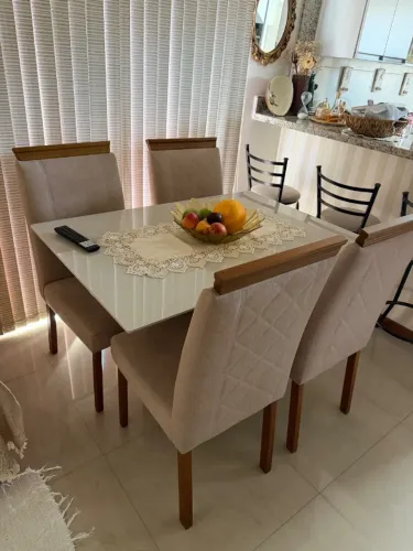 Mesa de jantar com 4 cadeiras
