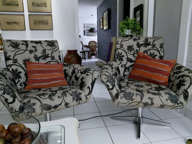 Poltronas com pés em inox legítimo