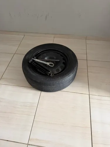 Este Aro 16 5 furo + chave de roda + macaco