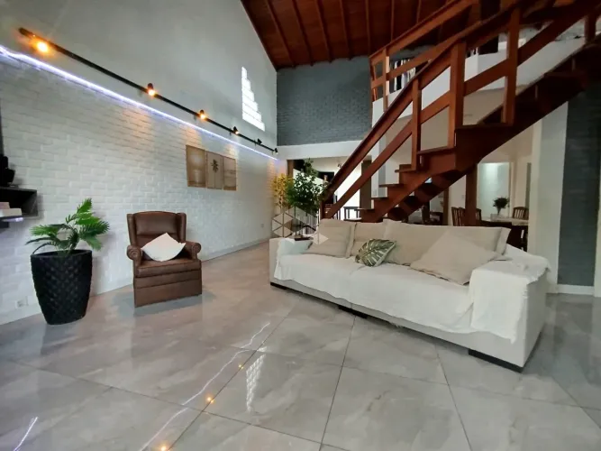 Oportunidade no Campeche, em Florianópolis: casa pé na areia, a apenas 100 metros do mar (