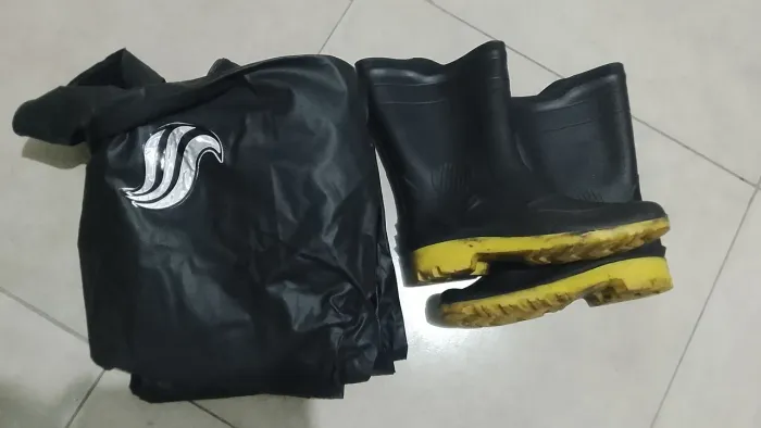 capa chuva alba com bota e calça