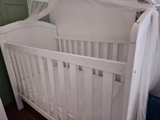 Berço completo , colchão e roupas de cama
