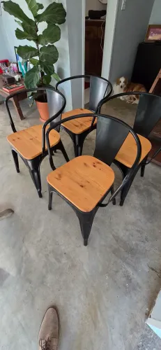 Poltronas estilo Tolix Francesinha com estrutura de aço cinza e assento de madeira