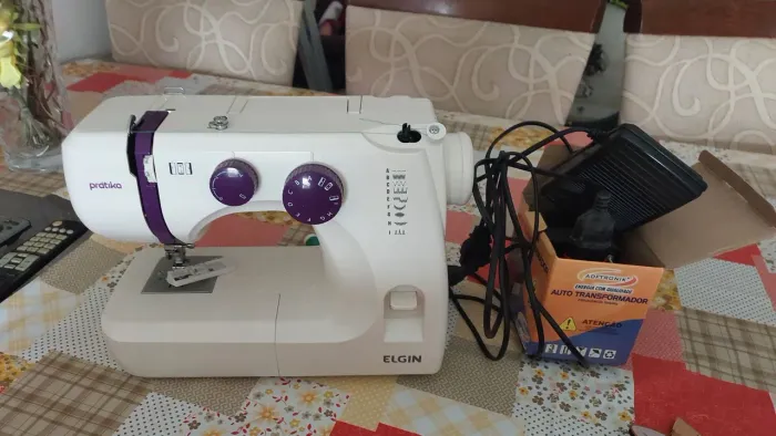 Máquina costuma de mesa