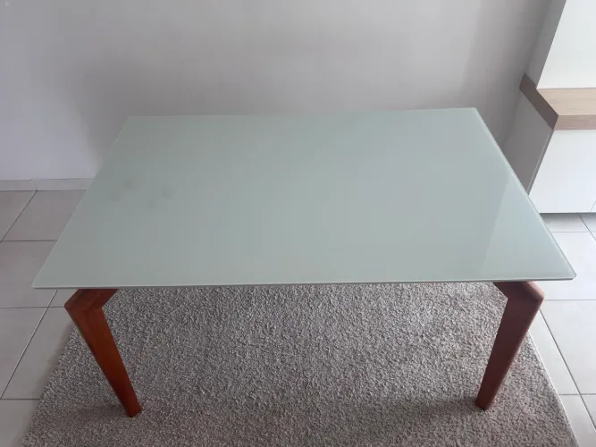 Mesa retangular tampo vidro 1,40 x 0,90