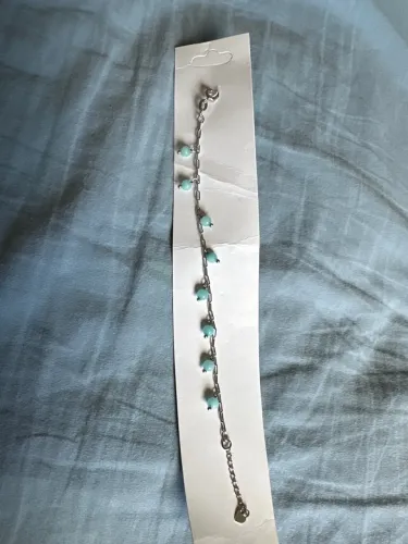 Pulseira prateada com pedrinhas azul clara