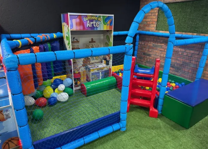 Área Baby e Cantinho da arte - piscina de bolinha e escorregador