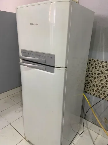 Geladeira Eletrolux Frost Free 220V - Excelente Estado