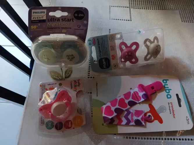 Vendo essas cinco chupetas e um prendedor