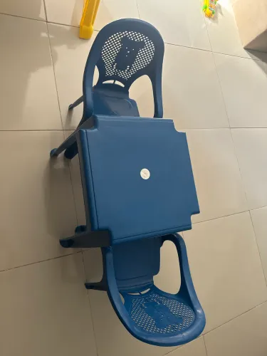 Mesa infantil azul com 2 cadeiras 