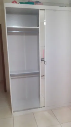 Guarda roupas 2 portas 2 gavetas e cabideiro
