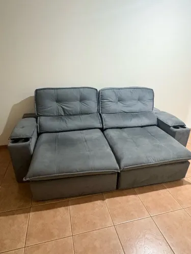 Sofá retrátil e reclinável 2 lugares, na cor cinza.