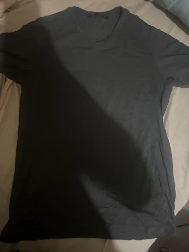 camiseta em algodão peruano, gola V. Nova.