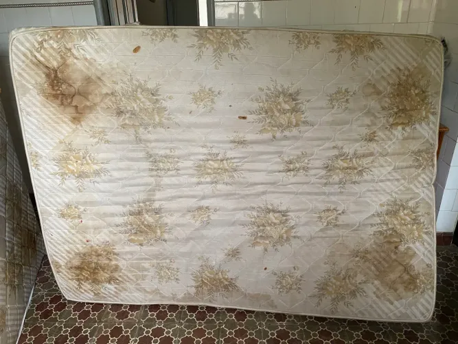 venda-se cama box com colchão usado.