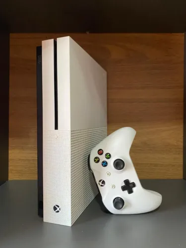 Xbox one S 1TB Com jogos( VALOR de 700 COM PS3 NA TROCA OU 1299.90 Avista ) Leia descrição