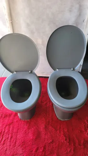 vaso sanitário na cor cinza com assento da astra 150,00 cada 
