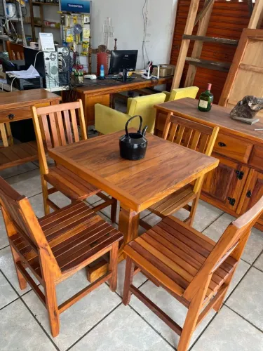 Jogo de mesa com 4 cadeiras modelo Ana Hickmann na Peroba Rosa